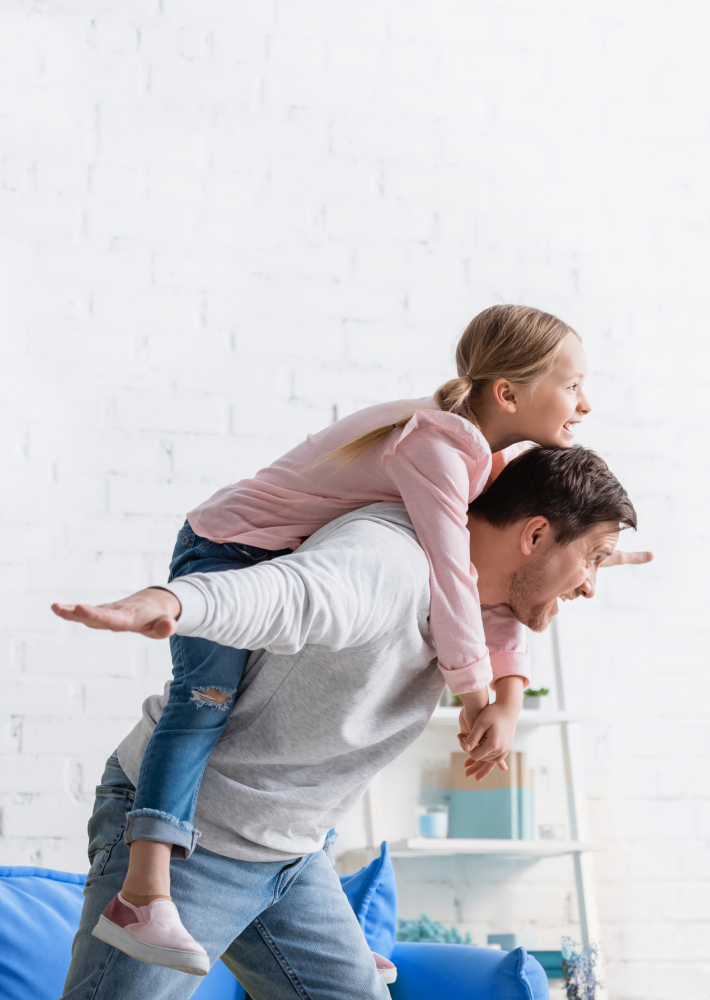 hombre con su hija