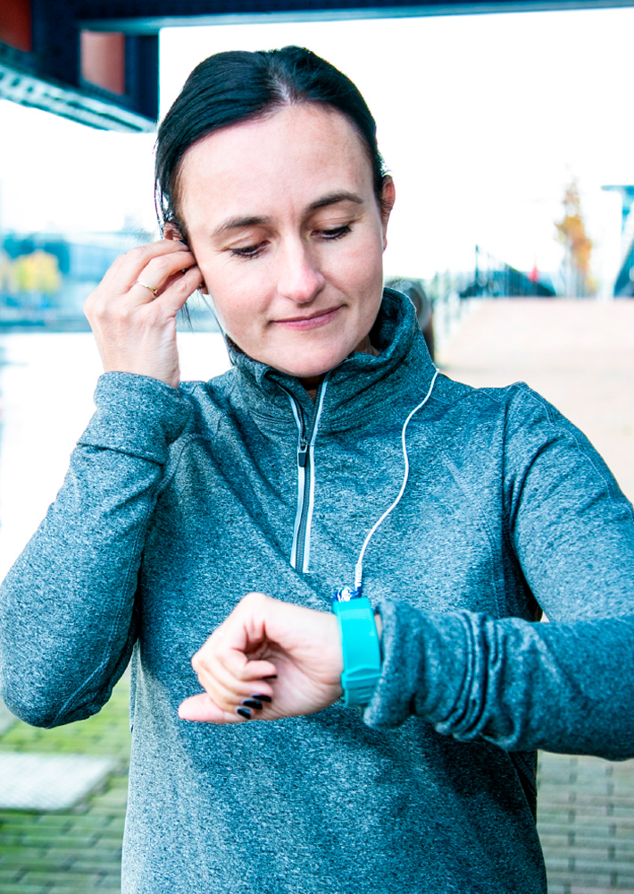 Mujer tomandose el pulso