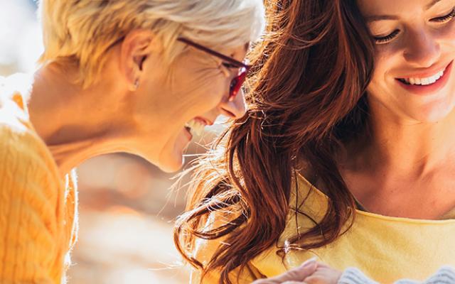Banner contexto, tres mujeres de diferentes edades sonriendo