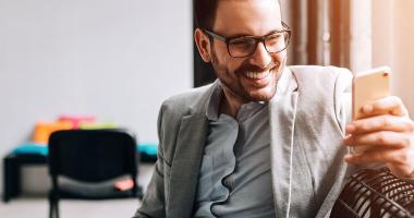 hombre viendo su celular